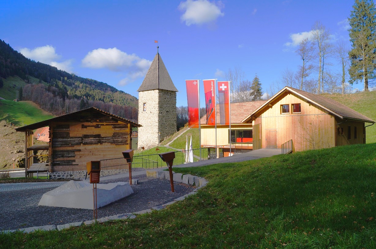 Bild vom Informationszentrum mit Letziturm und Schwyzerhaus